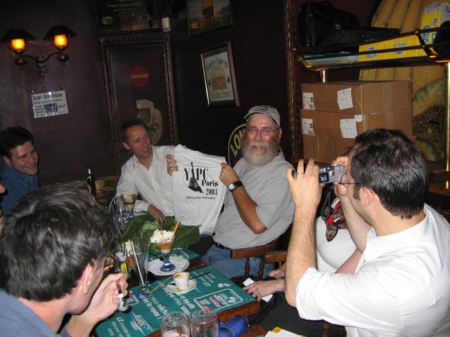 Stéphane, Jean, Emmanuel, David, Erudil avec le T-shirt YAPC::Europe, Christine (cachée), BooK